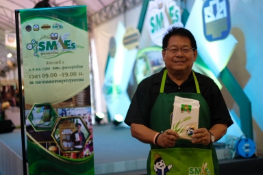 นายพีระวัฒน์ ดวงแก้ว กรรมการ ธ.ก.ส. เยี่ยมชมและให้กำลังใจเกษตรกรลูกค้าที่ร่วมออกร้านในงาน "ตลาดของดี SMEs เกษตรไทย" บ