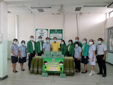 นายทองลักษณ์ หาญศึก กรรมการ ธ.ก.ส. ร่วมมอบน้ำดื่มให้แก่ โรงพยาบาลเกษตรวิสัย จังหวัดร้อยเอ็ด