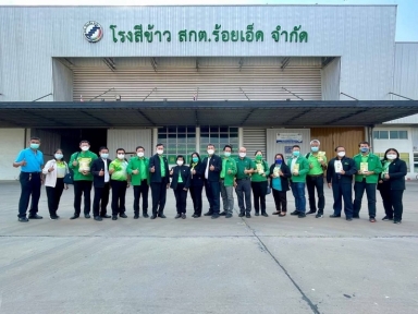 นางสาวลดาวัลย์ คำภา นายทองลักษณ์  หาญศึก กรรมการ ธ.ก.ส. ปฏิบัติงานในพื้นที่ฝ่ายกิจการสาขาภาคตะวันออกเฉียงเหนือตอนบน