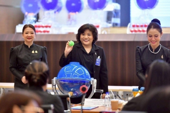นางภัทรพร วรทรัพย์ กรรมการ ธ.ก.ส. เป็นประธานออกรางวัลสลากออมทรัพย์ ธ.ก.ส.
