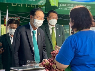 นายอาคม เติมพิทยาไพสิฐ ประธานกรรมการ ธ.ก.ส. เยี่ยมชมตลาดนัดของดีวิถีชุมชน ธ.ก.ส.