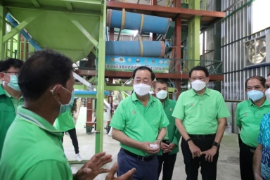 นายอาคม เติมพิทยาไพสิฐ รัฐมนตรีว่าการกระทรวงการคลัง ประธานกรรมการ ธ.ก.ส. เยี่ยมชมการดำเนินงานชุมชนบ้านไร่มะขาม จังหวัดเพชรบุรี