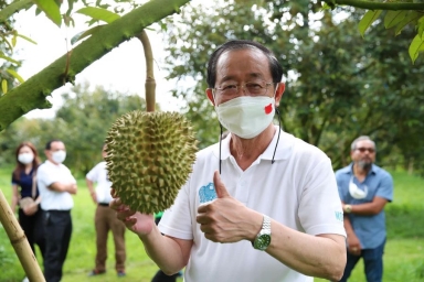 นายอาคม เติมพิทยาไพสิฐ รัฐมนตรีว่าการกระทรวงการคลัง ประธานกรรมการ ธ.ก.ส. ลงพื้นที่เยี่ยมชมการดำเนินงานสวนแปลงใหญ่ทุเรียน