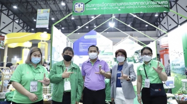 นายเข้มแข็ง ยุติธรรมดำรง กรรมการ ธ.ก.ส. เยี่ยมชมบูธ ธ.ก.ส. ในงาน Smart SME Expo 2022