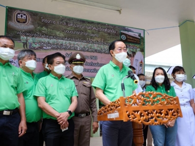 นายอาคม เติมพิทยาไพสิฐ รัฐมนตรีว่าการกระทรวงการคลัง ประธานกรรมการ ธ.ก.ส. ร่วมมอบอุปกรณ์ทางการแพทย์ให้โรงพยาบาลทุ่งหัวช้าง