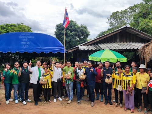 นายกษาปณ์ เงินรวง และนายพิสุทธิ์ จันทรสุรินทร์ กรรมการ ธ.ก.ส. ลงพื้นที่เพื่อติดตามผลการดำเนินงาน  ในเขตพื้นที่ภาคเหนือตอนบน